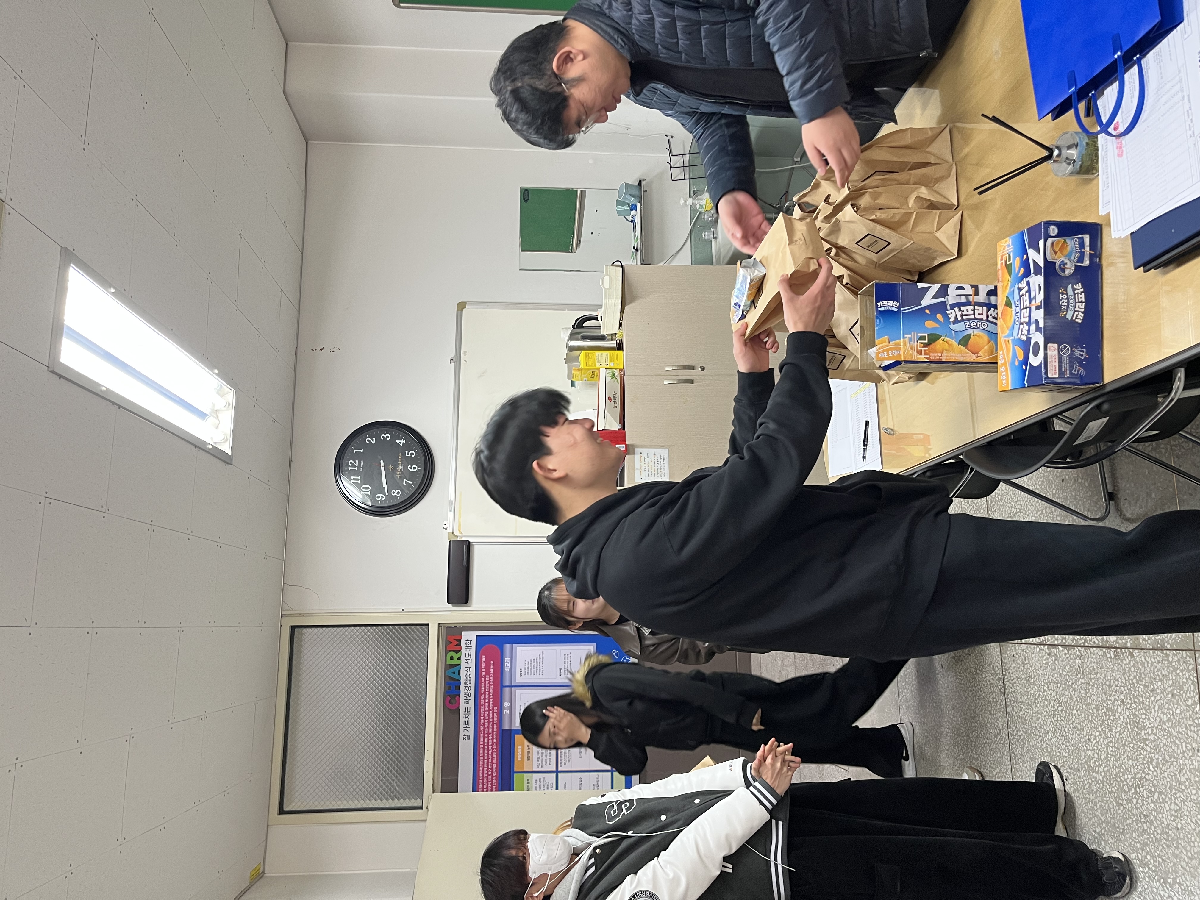 책임지도교수 지도비 세네뜨리 빵 나눔 행사 진행